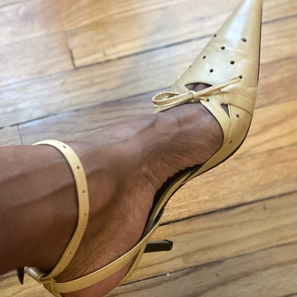 CARLOS SANTANA Tan Sundown Pump